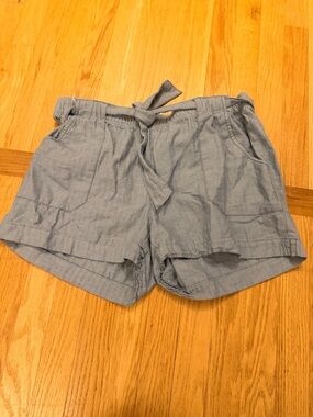 Ladies Size Large "Field & Stream" Chambray Tie-Waist High-Rise Shorts Pale Blue